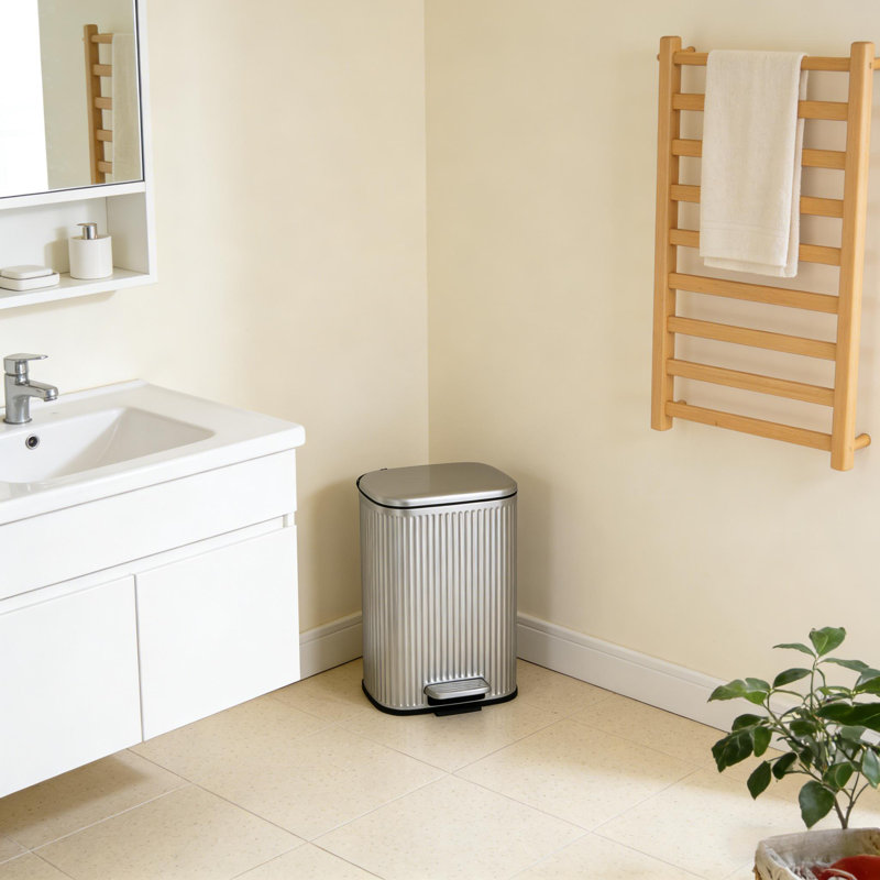 Poubelle en acier inoxydable avec couvercle à fermeture en douceur et seau intérieur amovible pour le salon, la cuisine et la salle de bain