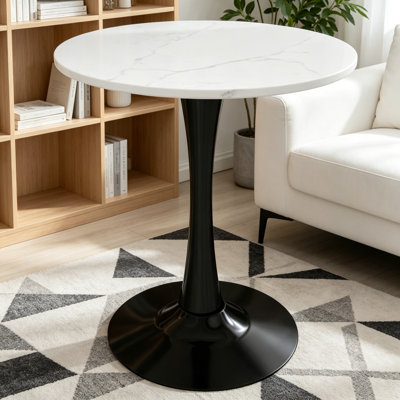 Cette table basse de 27,6 pouces de style Mid-Century moderne peut accueillir de 2 à 4 personnes et comprend un plateau de table rond en marbre veiné de blanc qui convient à divers espaces.