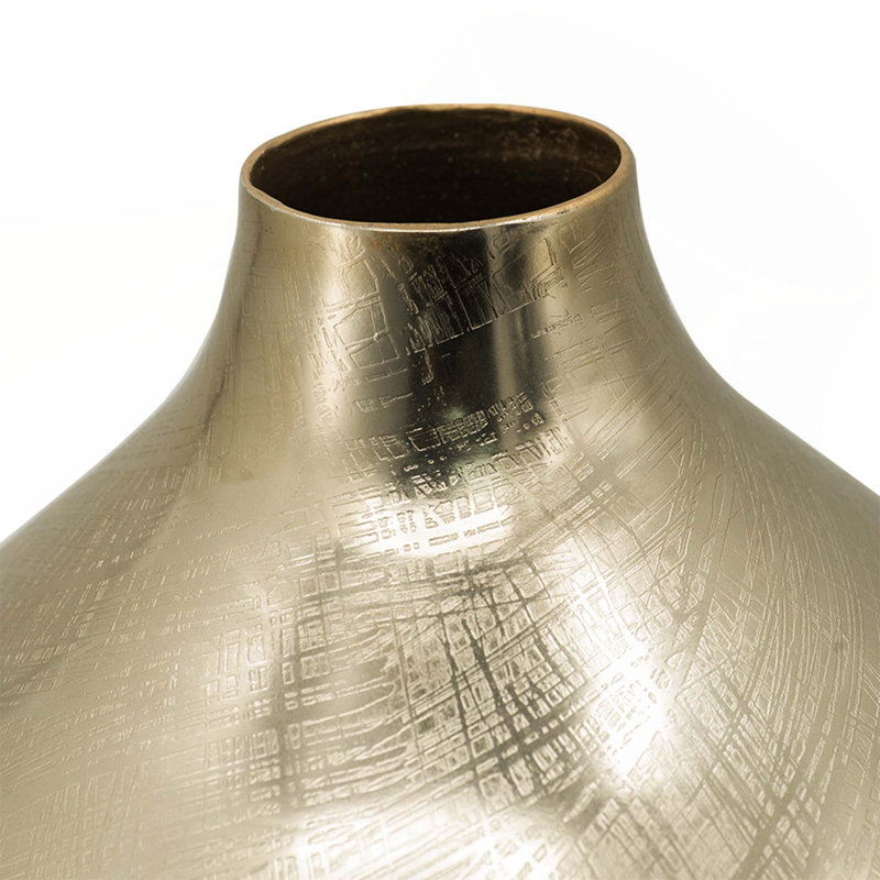 Vase élégant avec un design transitionnel et une finition métallique, parfait pour les décors classiques seuls ou groupés avec d'autres