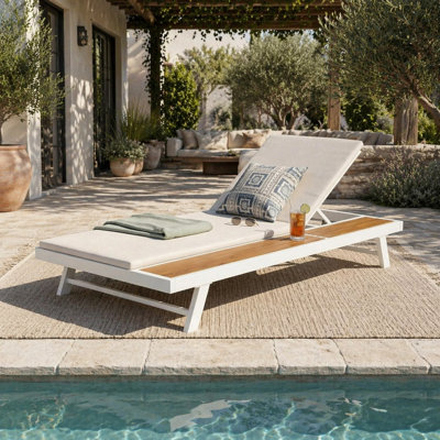 Chaise longue d'extérieur en fer blanc et teck avec dossier réglable et coussin épais de 2 pouces résistant à l'eau pour la détente sur le patio et la piscine