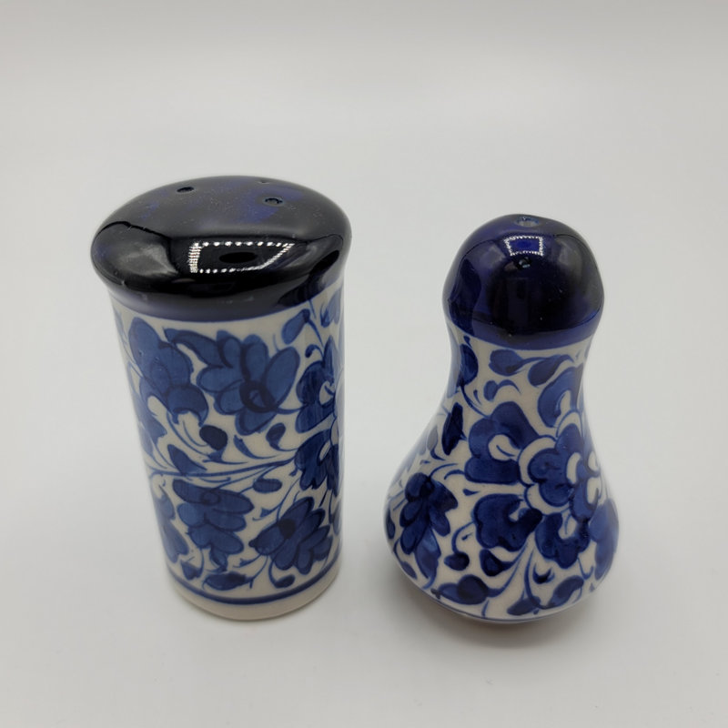 Salière et poivrière Apexglobal Blue Pottery. Magnifiques agitateurs en céramique peints à la main Blue Flowers. 5 cm x 7,5 cm Idée de cadeau unique. Décoration intérieure