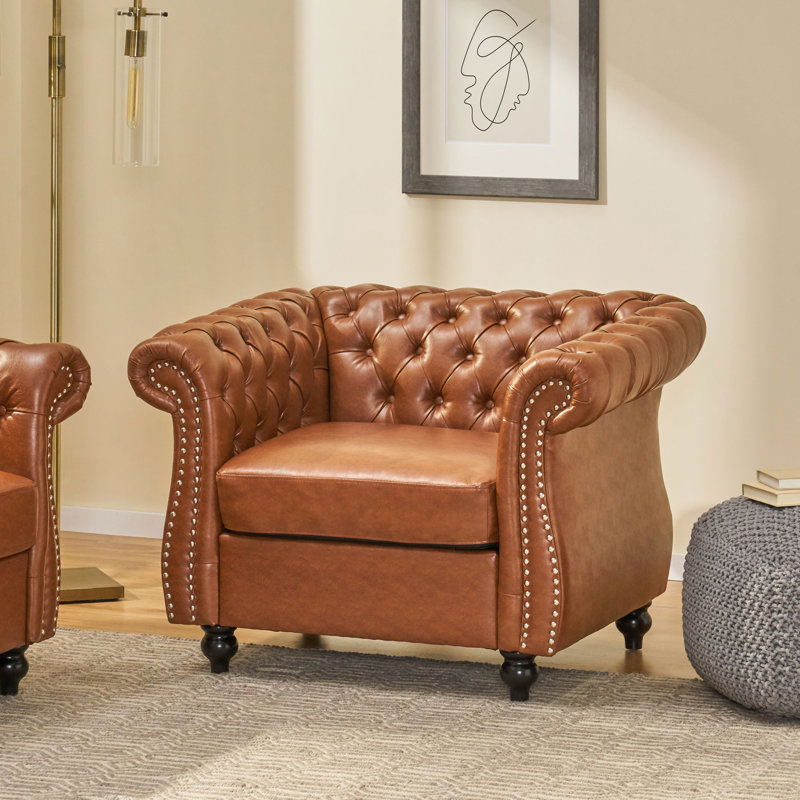 Chaise d'appoint brune avec accents cloutés, inspirée du style éblouissant d'unité centrale, revêtue pour une vie chic