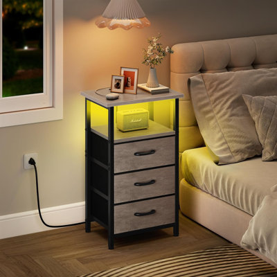 Table de chevet avec station de charge, table de chevet à DEL pour la chambre à coucher, table de chevet avec 3 tiroirs en tissu, table de bout avec ports USB et prises USB, table de chevet pour la chambre à coucher, Greige