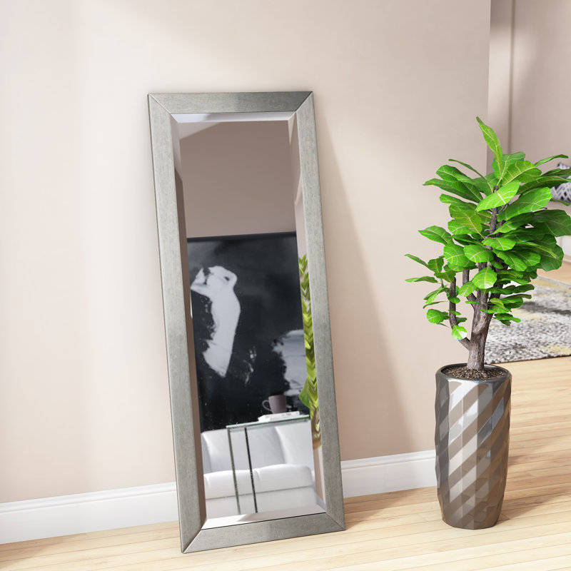 Miroir mural moderne et contemporain biseauté pleine longueur, H 59,5 po x l 20,5 po