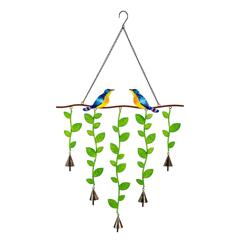 Carillon d'oiseau sur une branche