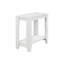 Table d'appoint transitionnelle blanche avec de nombreuses tablettes pour le décor de la chambre à coucher.