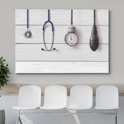 Stéthoscope médical et outils de mesure de la pression sanguine sur des panneaux d'effet en bois
