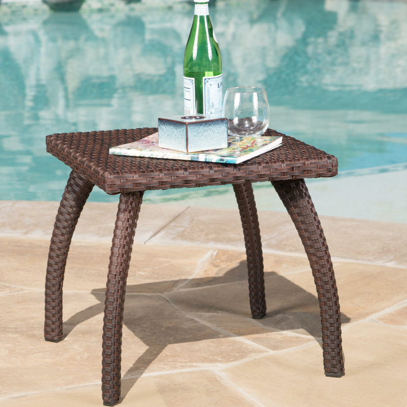 La table d'appoint - brun, complète le patio extérieur et ajoute de la fonctionnalité à votre espace