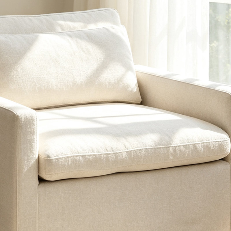 Fauteuil d'appoint recouvert de tissu ivoire