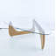 Table basse en placage sculpté avec plateau en verre trempé-148804815