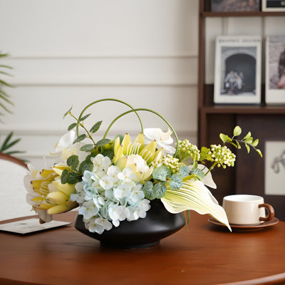 Ornements de fleurs simulées
