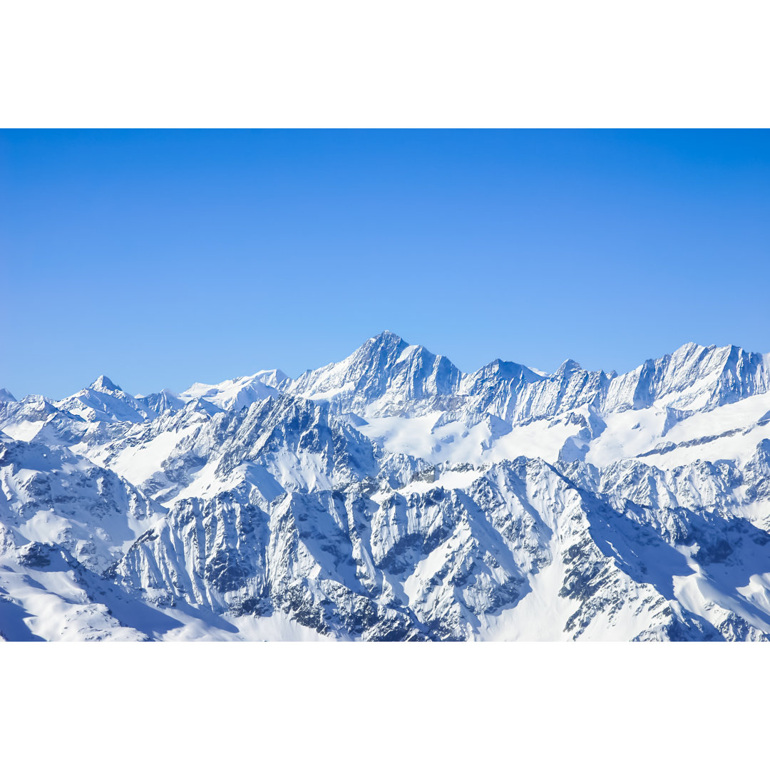 Leinwandbild Panorama von Schnee Bergkette Blauer Himmel aus der Schweiz