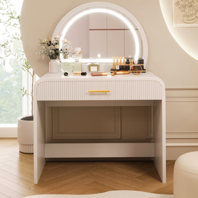 Table de coiffeuse de 39 po en blanc pour la chambre à coucher. Équipée d'un miroir et d'un tiroir à écran tactile. Bords courbés et élégance. De nombreuses options de rangement. Pratique. Chambre à 20 tiroirs, blanche.