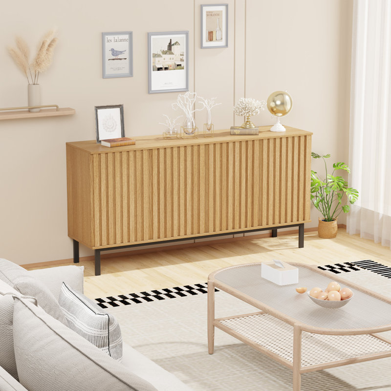 Buffet moderne avec portes cannelées et tablette réglable