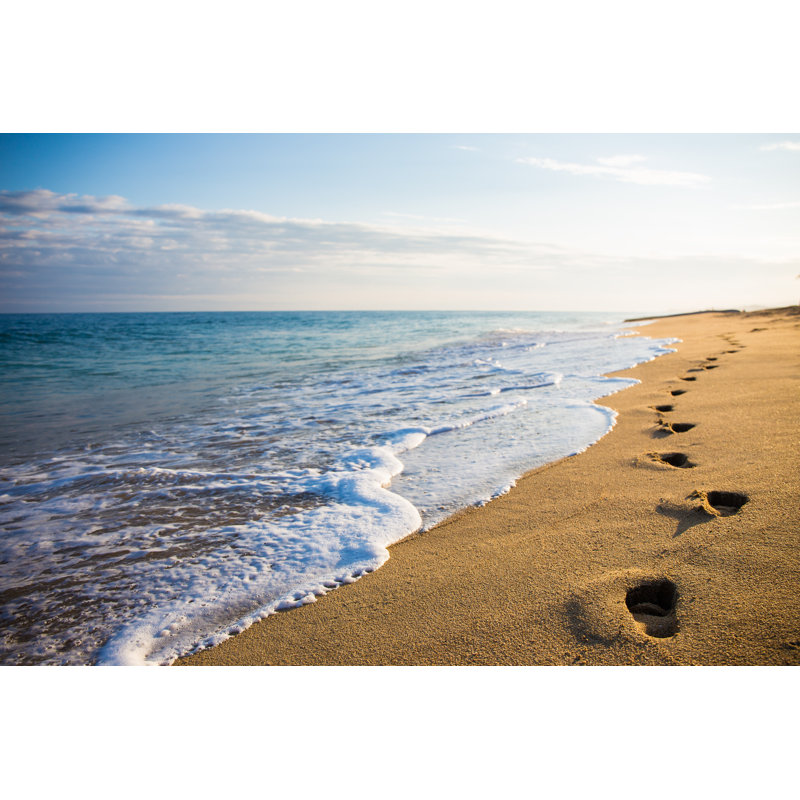 «Footprints on the Sand» - Photographie sur toile tendue, H 20 po x l 30 po x P 1,25 po