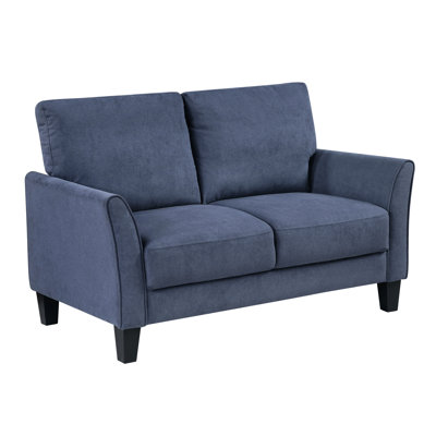 Canapé bleu avec structure en bois massif et contreplaqué, coussins évasés intégrés, siège rembourré en mousse haute densité, pieds fuselés.