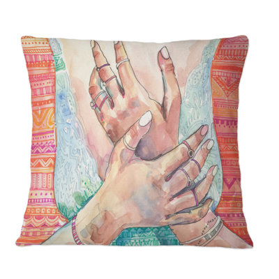 Détail d'une femme mains sur un coussin décoratif imprimé bleu Glam
