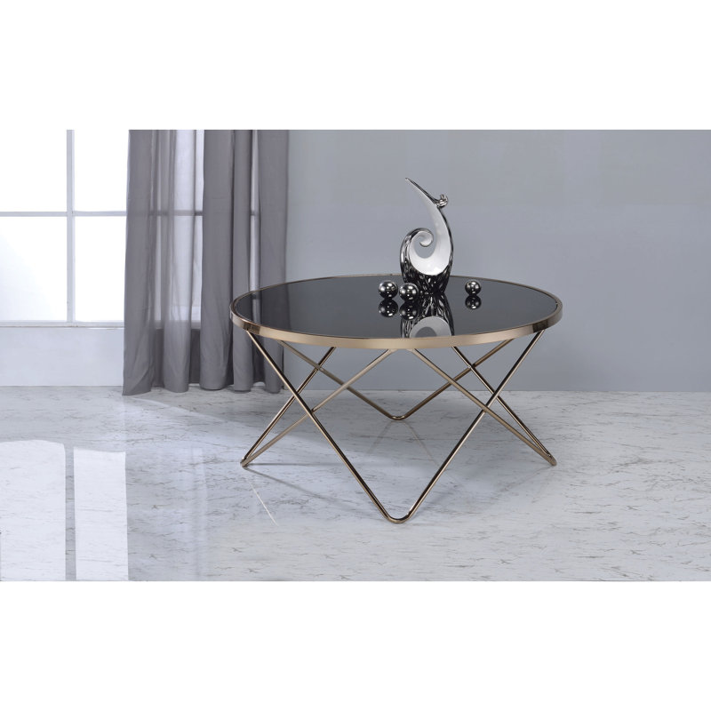Table basse décorative chic avec plateau en verre et champagne