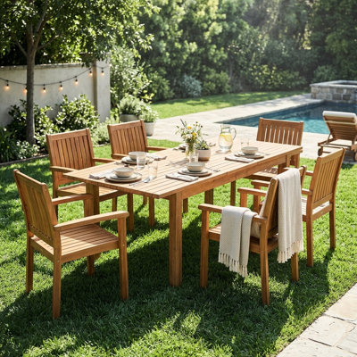 Ensemble de jardin en bois de 7 pièces, comprenant 6 chaises et une table extensible, idéal pour profiter de votre terrasse ou jardin. Son design classique et harmonieux en fait un endroit idéal pour se détendre au bord de la piscine ou sur une terrasse. Confort optimal grâce à son assise à lattes.
