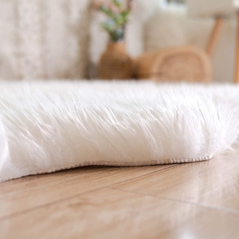 Tapis blanc en fausse fourrure Novelty Verlean, Nouveauté 2 pi x 4 pi