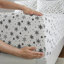 Drap double de 4 pièces avec motif de flocons de neige noirs, 100% flanelle de coton pour matelas jusqu'à 18 po, tissu doux brossé, drap-housse entièrement élastique, confort pré-rétréci, plat et 2 taies d'oreiller,