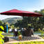 Grand parasol de patio extérieur double 15 x 9 pi - rouge avec base. Espace d'ombrage supplémentaire pour la cour arrière, la piscine. Protection contre les intempéries, structure en acier, manivelle pratique, conception d'évent dans le jardin, la cour arrière.