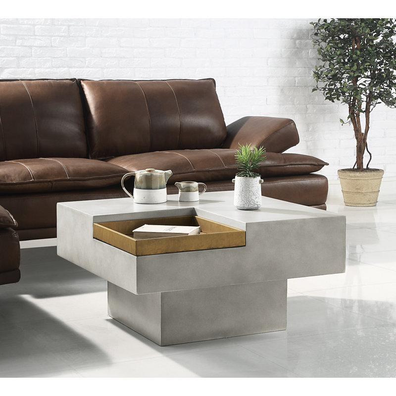 Table basse carrée en ciment gris avec base à piédestal pour une atmosphère contemporaine et une surface patinée