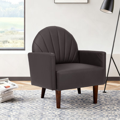 Un fauteuil contemporain en forme de coquille avec un revêtement en cuir de polyuréthane et des pieds en bois, adapté aux salons, aux balcons, aux chambres d'enfants et aux bureaux.