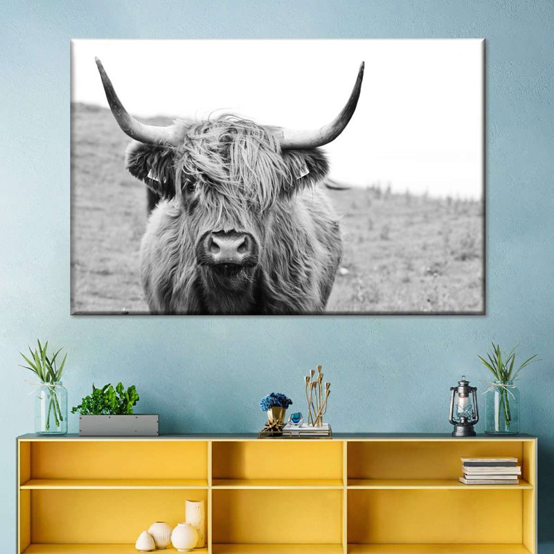 Vache solitaire sur toile, H 20 po x l 30 po x P 1,25 po