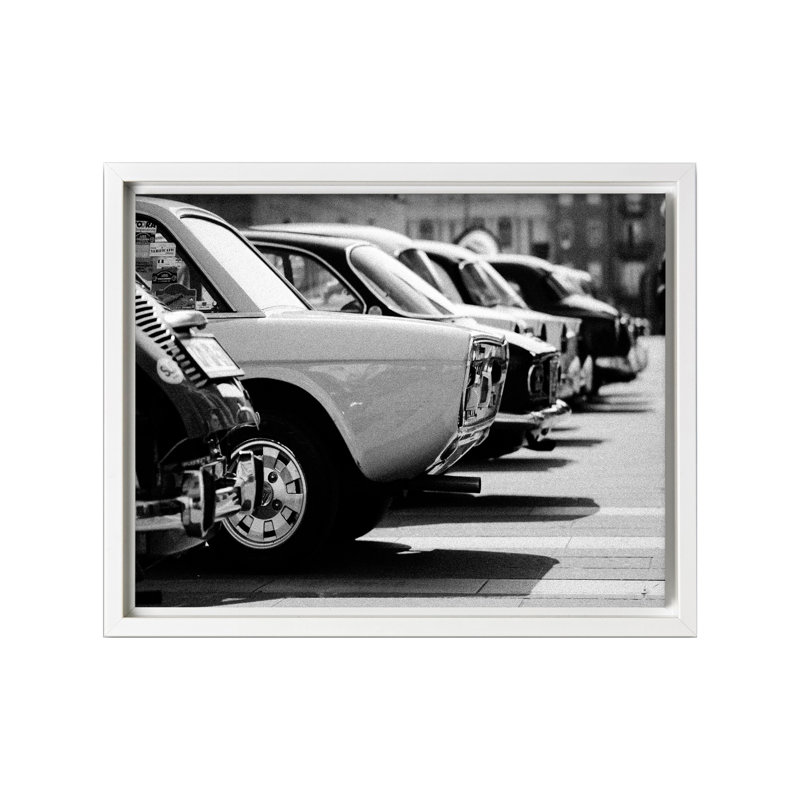 Parked Classic Cars, H 12 po x l 16 po, Canevas, Encadrement blanc