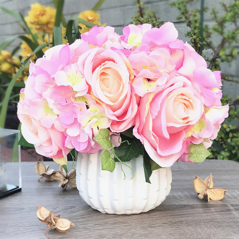 Agencements de fleurs mélangées artificielles en vase, Rose