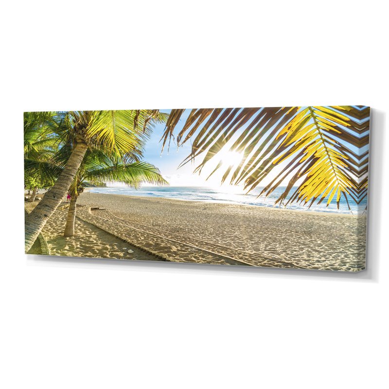 Plage tropicale avec feuilles de palmier - photographie sur toile, H 28 po x l 60 po, Toile tendue