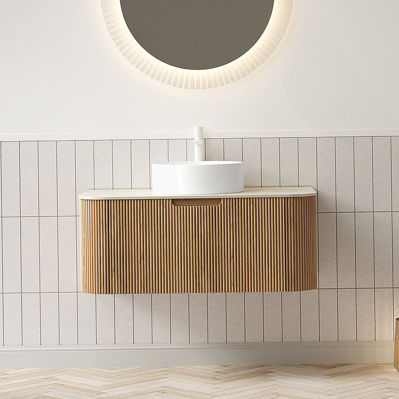 Meuble-lavabo flottant de 36 po avec rebord courbé, rangement en contreplaqué rayé, cuve en céramique blanche et plateau en pierre frittée