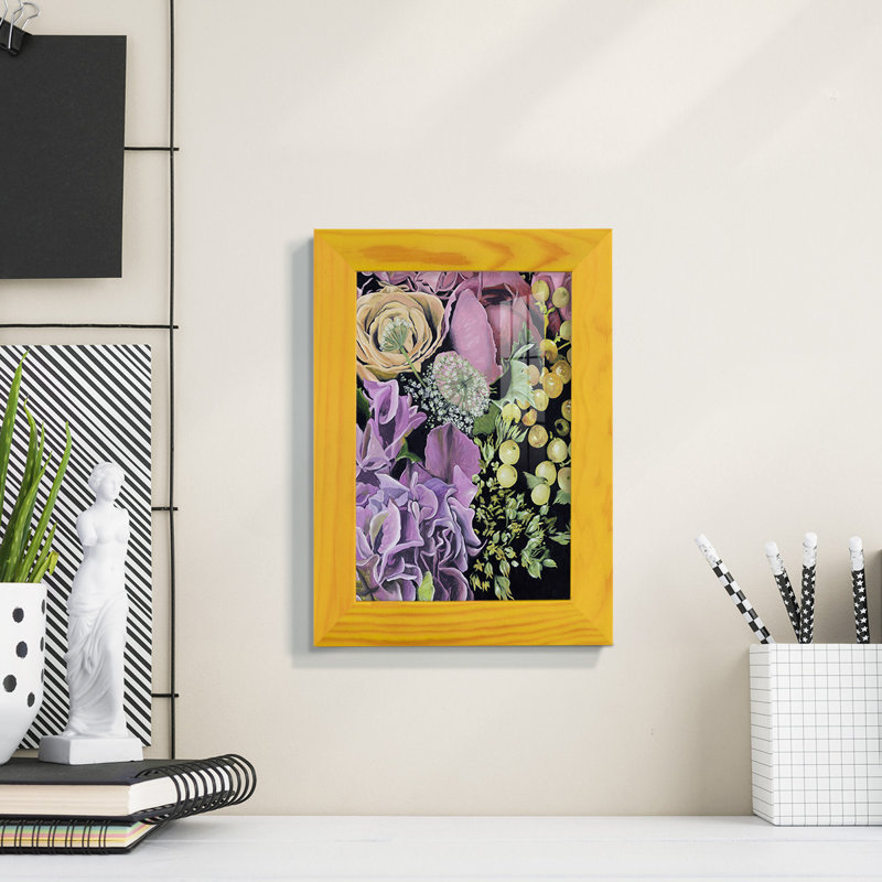 Floral on Black III, impression sur papier encadrée, H 8 po x l 6 po x P 1 po, Jaune