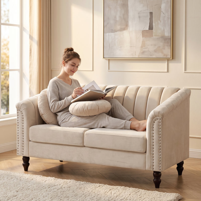Canapé deux places Chesterfield 2 places en flanelle blanche de 152 cm (60 po), capitonné, avec garniture cloutée, structure en bois massif et mousse à mémoire de forme haute densité.