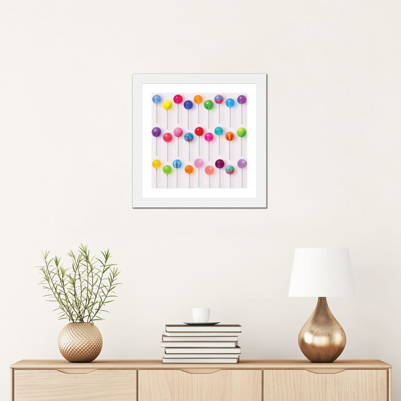 « Sucettes colorées » par Erin Summer-impression d’art graphique, Papier encadré blanc, Blanc, H 16 po x l 16 po x P 1 po