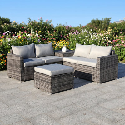 Ensemble de mobilier d'extérieur 4 pièces, canapé en osier et chaises avec coussins et repose-pieds, ensemble de conversation en rotin toutes saisons avec table basse, sièges confortables pour la cour, le bord de la piscine, gris jardin