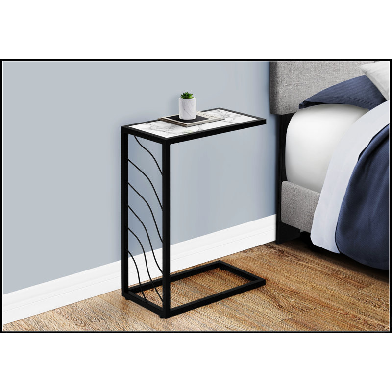 Table d'appoint en forme de C avec stratifié d'aspect marbre et structure en métal, parfaite pour le salon et la chambre à coucher.