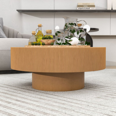 Table basse ronde contemporaine en bois avec bord rainuré, base cylindrique et patins en feutre pour le salon