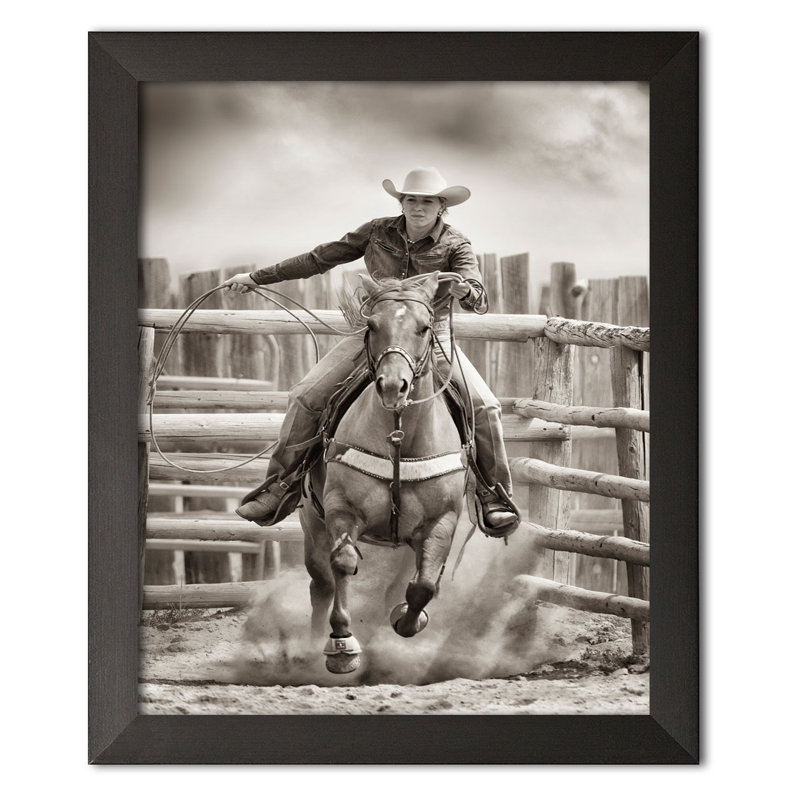 « cowgirle em », reproduction de photo, Papier avec cadre noir, H 16 po x l 12 po x P 0,75 po