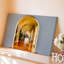 Toile «A Bright and Inviting Interior Scene Doté d'une porte», art mural encadré par une arche blanche épurée menant à une toile spacieuse-111565194