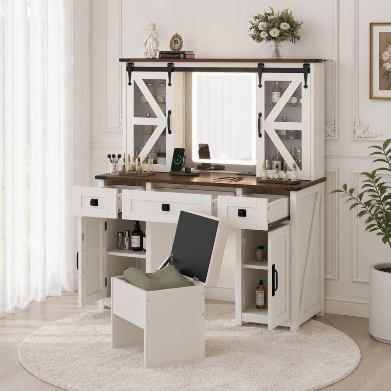 Coiffeuse de style champêtre avec porte de grange coulissante et station de recharge