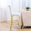 Élégantes chaises de salle à manger blanches et dorées avec un design en cristal rétro, idéales pour la maison et les réceptions