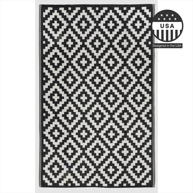 Tapis d'extérieur imperméable en paille recyclée Izna, Rectangle de 5 pi x 8 pi,  Aztec - Black/White