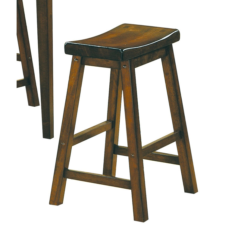 Les tabourets de selle en bois massif à finition cerisier sont idéaux pour les repas décontractés et ajoutent une touche d'élégance à votre espace.