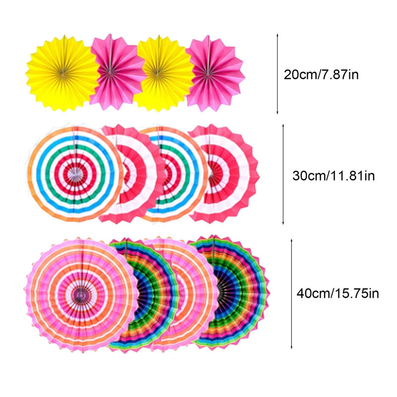 Amateurs de papier coloré avec des fleurs en papier et un drapeau triangulaire pour un anniversaire