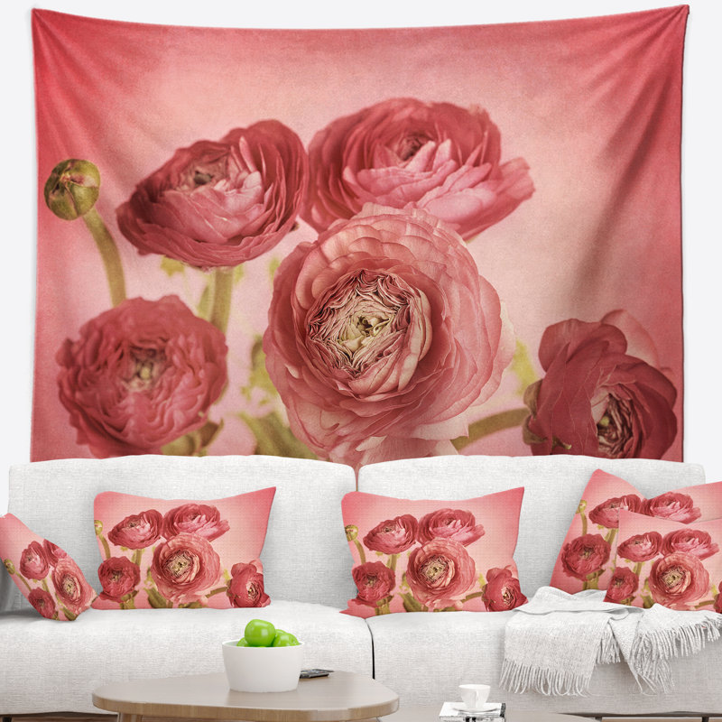 Bouquet de fleurs renoncule sur tapisserie rose, H 50 po x l 60 po