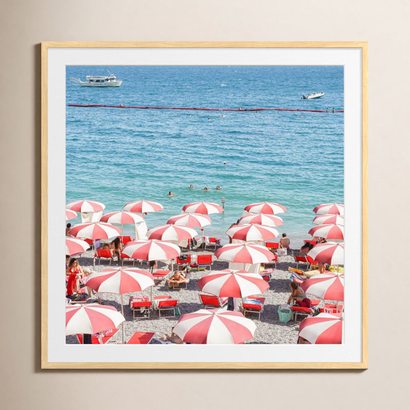 The Red Beach Umbrellas Amalfi - reproduction d'un seul cadre photo, H 36 po x l 36 po x P 0,75 po, Papier encadré naturel