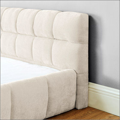 Très grande base de lit tapissier avec tissu en chenille épais, tête de lit solide et aucun sommier tapissier requis pour un confort et un style maximaux.