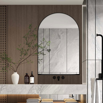 Armoire murale 24 po x 36 po avec cadre en métal doré mat et miroir avec tablettes réglables pour le rangement des produits d'entretien